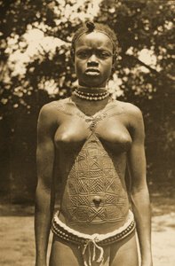 Frau aus Guinea mit traditioneller Narbenbildung, ca. 1905